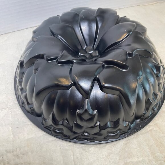 Nordic Ware Cast Aluminum Flower Bundt Pan 10 Cup Capacity Nonstick Black Finish - Picture 6 of 11